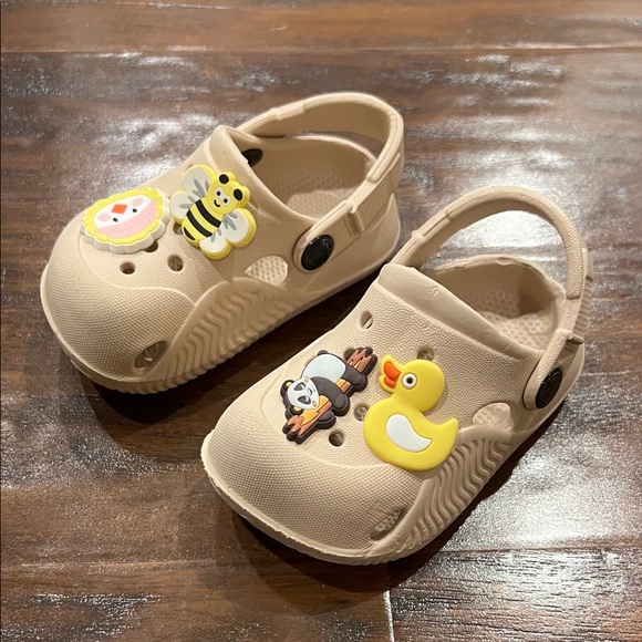 Other - Kids Beige Clogs with Fun Charms SIze 12-18 Months (Size 4- 4.5 )